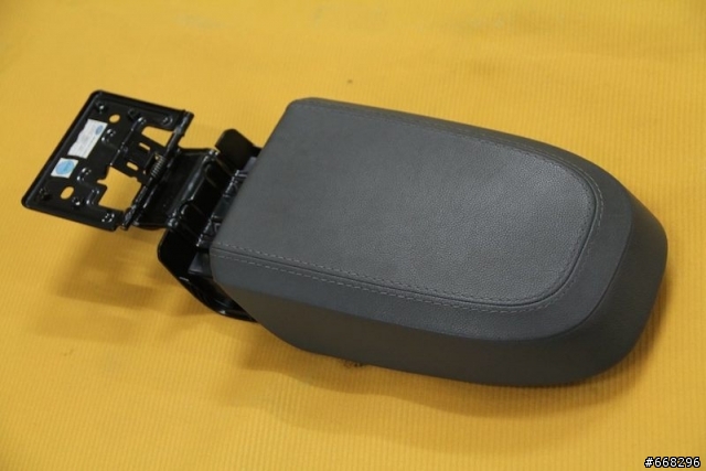 12年Focus mk2.5 前中央扶手修改 成品出爐了