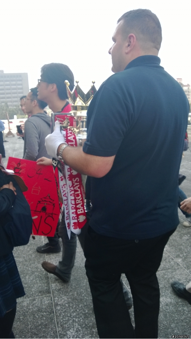 版上有其他人今天早上也到場了嗎?  曼聯英超冠軍獎盃世界巡迴展 台北站...(有圖)