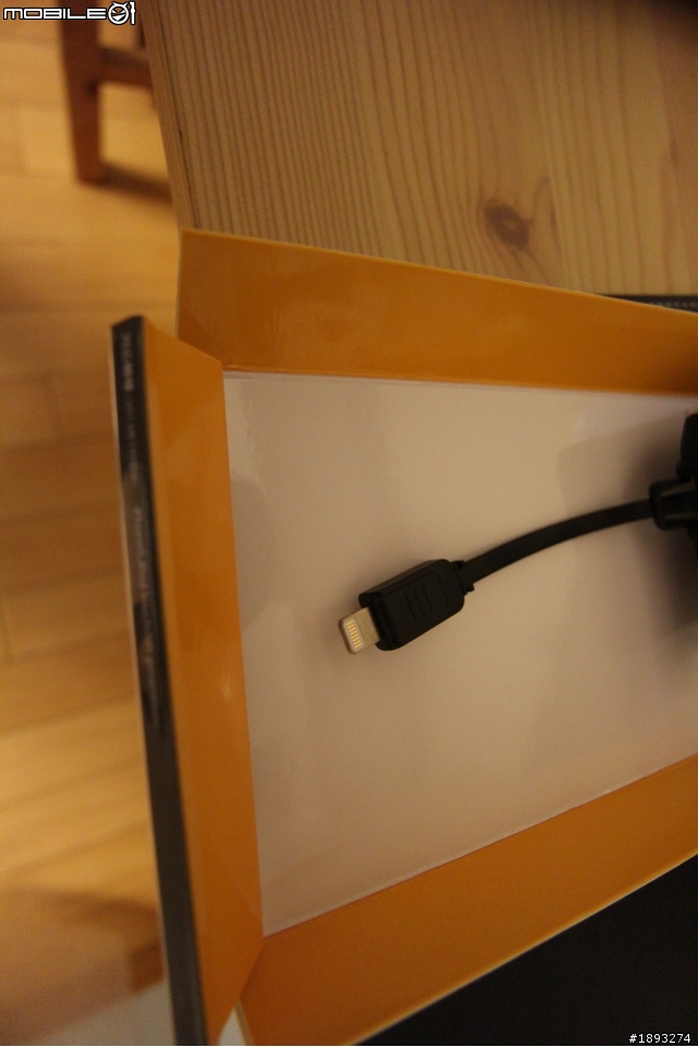 [開箱] 內建 Lightning 充電頭的MFI行動電源