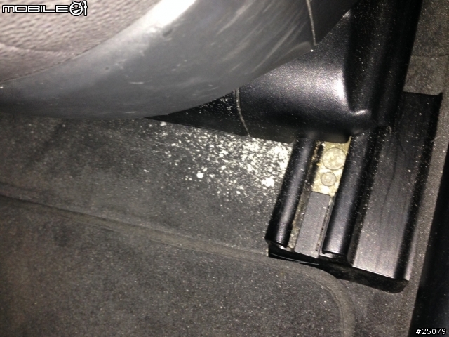 BMW 08年式的 E60 駕駛座開始掉下許多屑屑