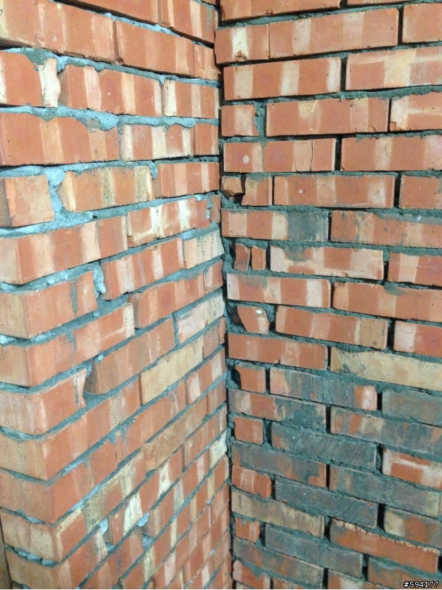 請問磚牆這樣砌是正常的嗎