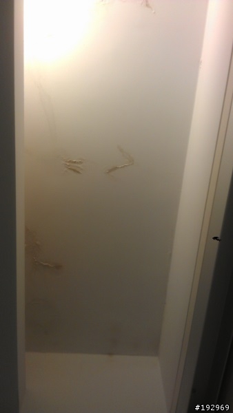 請教達人...這是漏水..還是單純潮濕變成的壁癌?