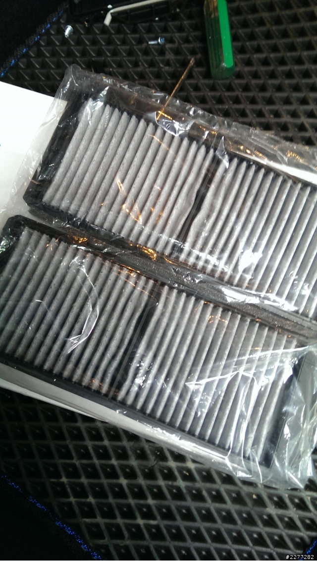 國產小肥安裝冷氣濾網，濾網 網拍購買。 工具=一字起跟十字起。 施工時間約10分鐘~20分鐘。
