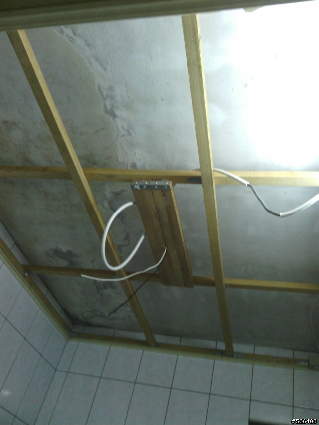 老房子小裝潢.搞設備趁無薪假第一次DIY使用計算及快速釘完成的浴室天花板(材料1300內大洋搞定)