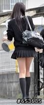 日本女高中生制服，裙子短到不像話，真不可取!
