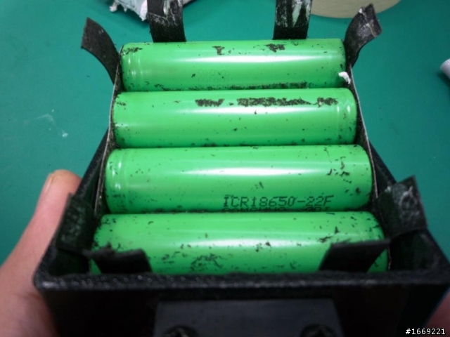 [簡單分享]掃地機器人iClebo Smart 更換電池