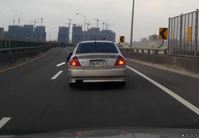 拿西瓜刀攔車