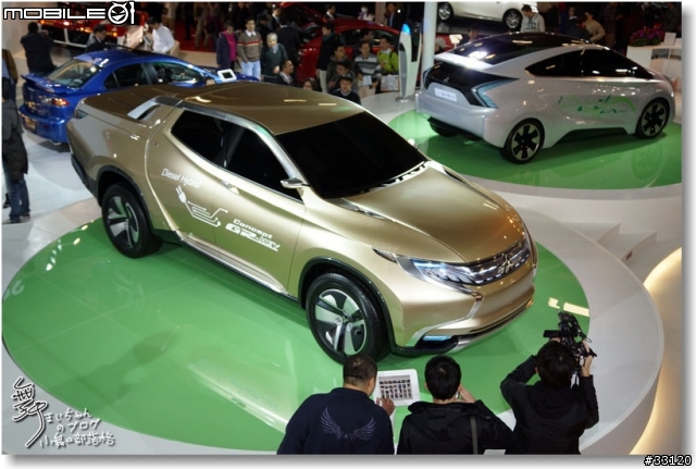 【2014台北車展】Mitsubishi車展特派員現場一直被擠到角落的側面報導