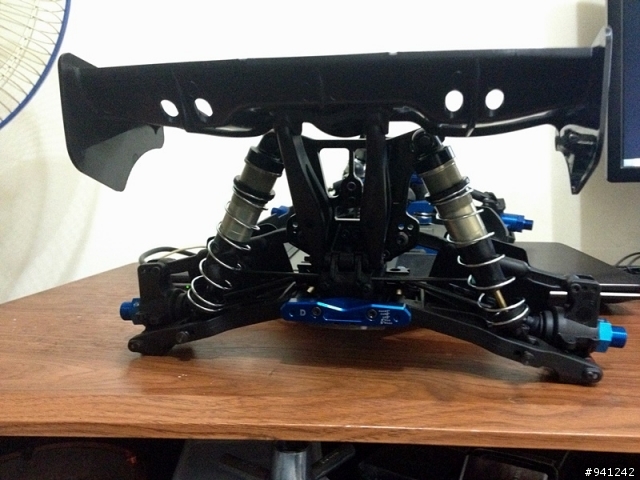 [開箱組裝]遲來的新年禮物!!擁有冠軍血統的Team Associated RC8.2E FT版!!