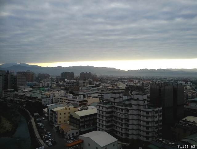 今天早上拍的 雙色雲(?)