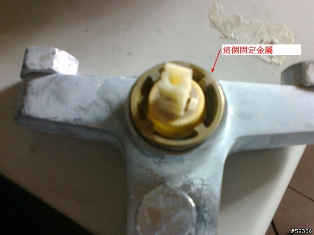 單槍水龍頭固定陶瓷芯的螺栓要如何拆開?