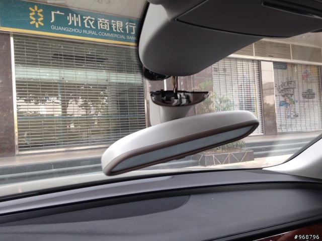 在中國開父親的audi a8 沒想到......後照鏡就這樣gg了