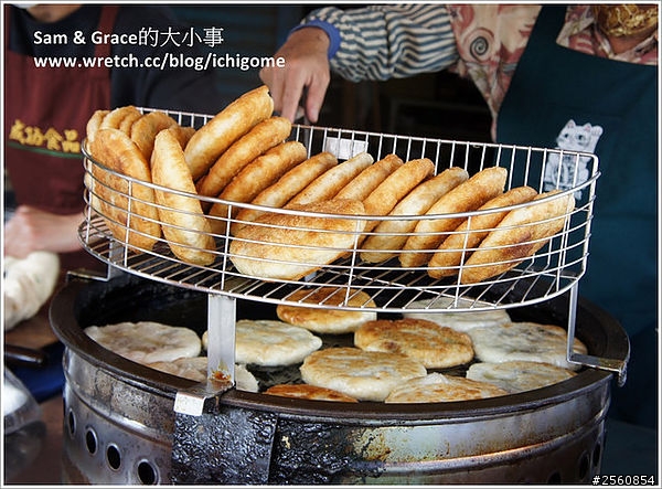 厚實餅皮+葱肉滿滿~新化燒餅