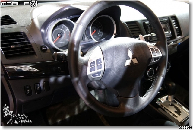 【2014台北車展】Mitsubishi車展特派員現場一直被擠到角落的側面報導