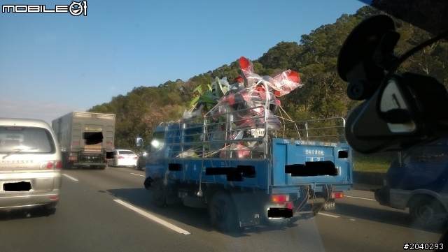 在高速公路上遇見變型金鋼