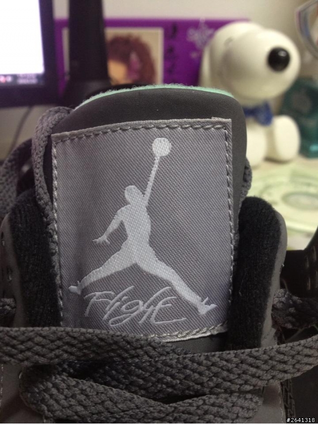 Air Jordan 4 Retro Green Glow 可以幫我辨別真假鞋..拜託了