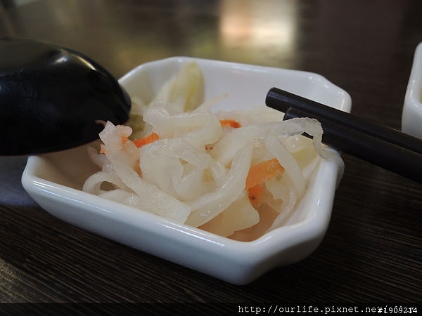 台中．80元麵多湯濃肉大塊的牛肉麵