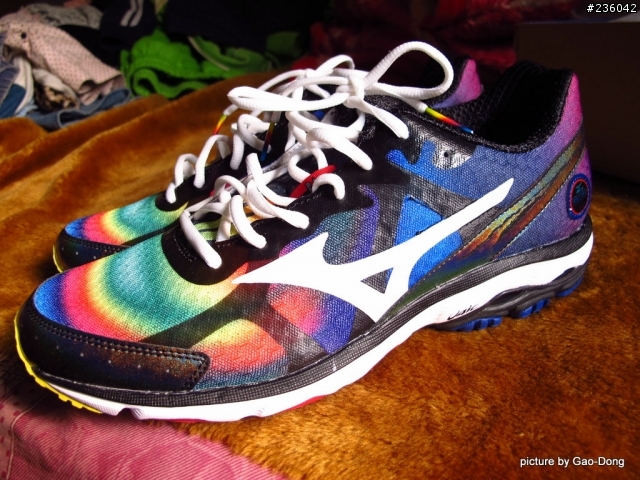 [開箱]跑鞋中的彩虹 MIZUNO Wave RIDER 17
