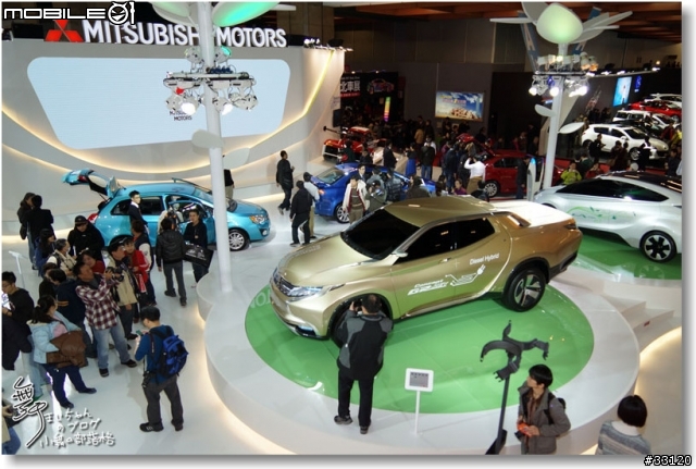 【2014台北車展】Mitsubishi車展特派員現場一直被擠到角落的側面報導