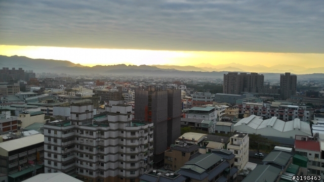 今天早上拍的 雙色雲(?)