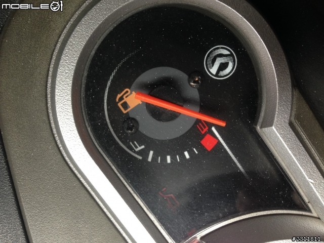 我的機車不知道噴到甚麼東西了 怎麼洗都洗不掉