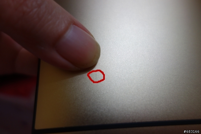 ❤❤不知道大家的HTC one max手機,一拆機有沒有刮傷?我買到有刮傷的金色手機,唉~