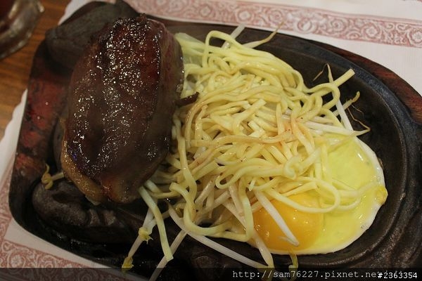[食記] 新竹東區 鄉田牛排館 大口喝茶吃肉的好地方