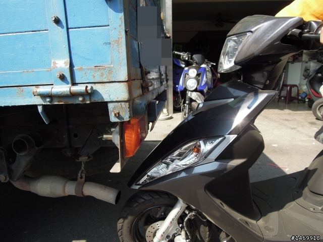 機車撞上自小貨車