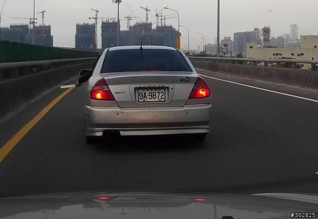 拿西瓜刀攔車