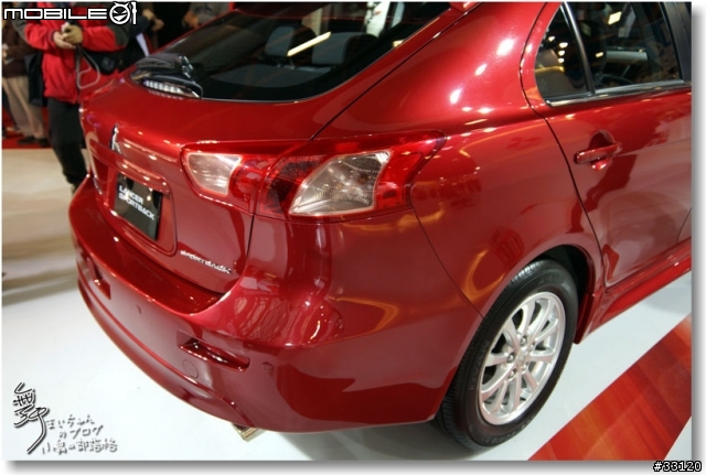 【2014台北車展】Mitsubishi車展特派員現場一直被擠到角落的側面報導