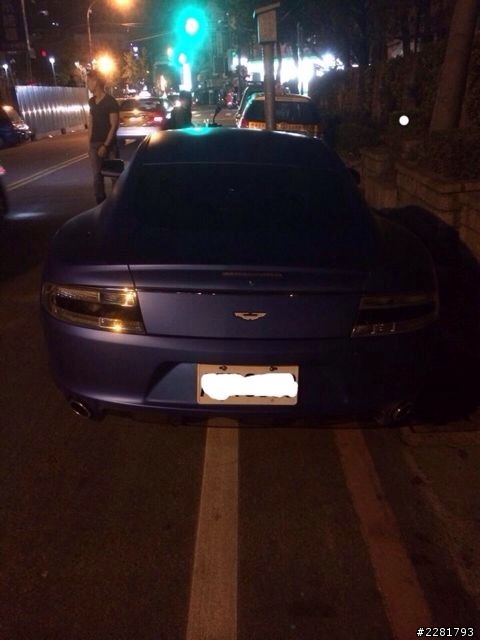 巧遇消光藍Aston Martin Rapide