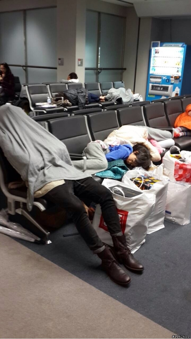 質疑復興航空為了節省飯店費用讓旅客滯留候機室 日本成田機場180人 受困現場live