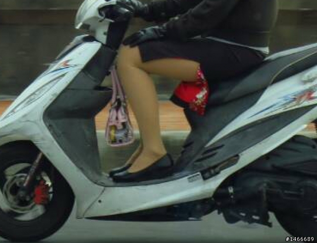 [求神] 這位騎機車小姐的裙子是那一家公司的制服？