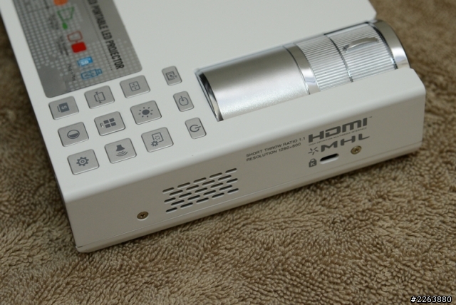[開箱]被拿來半工半娛樂的ASUS P2B攜帶投影機