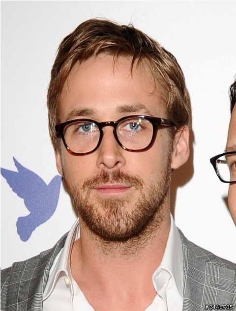 麻煩大家幫我看看，Ryan Gosling 最常戴的這副眼鏡是？