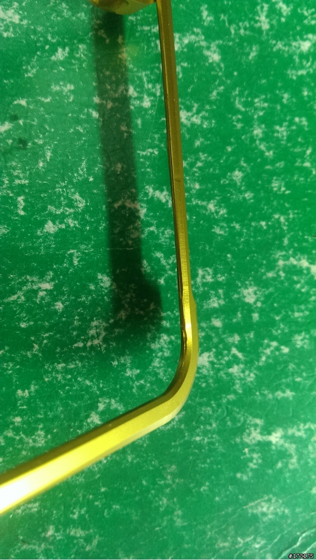 我的紅色新一受傷了-買金屬邊框真的不能貪小便宜