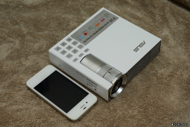 [開箱]被拿來半工半娛樂的ASUS P2B攜帶投影機