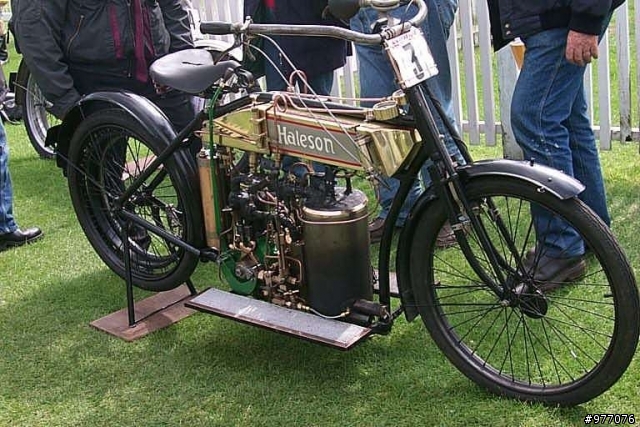 蒸汽機車,不是locom- 火車頭喔!