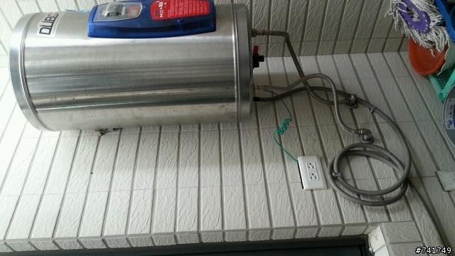新增一樓電熱水器電源，自立新增30安培無熔絲斷路器含拉線。