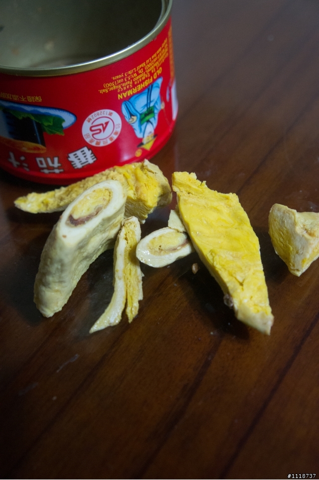 消夜罐頭吃到奇怪的東西?  求鑑定~