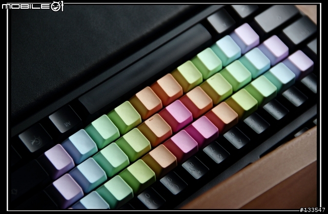 i KBC PBT 鍵帽 (重彩 6色 側刻 綠色方向鍵、混彩 6色 側刻 藍色方向鍵)