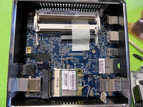 [簡單開箱] 敗入與我家玄鳳粉圓一樣大小的微型電腦－技嘉Brix I3 HasWell 準系統