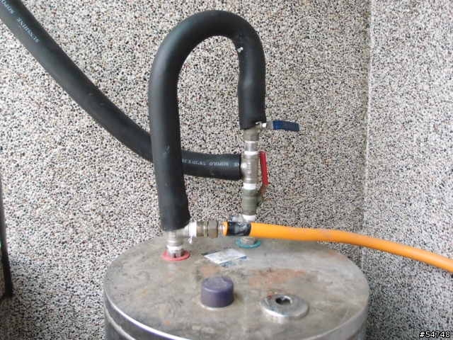 今天終於裝了太陽能熱水器了