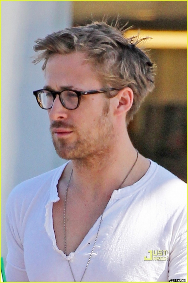 麻煩大家幫我看看，Ryan Gosling 最常戴的這副眼鏡是？
