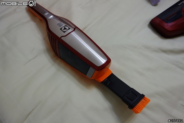 [開箱文] 伊萊克斯 完美管家第四代二合一鋰電充電吸塵器(ZB3012)