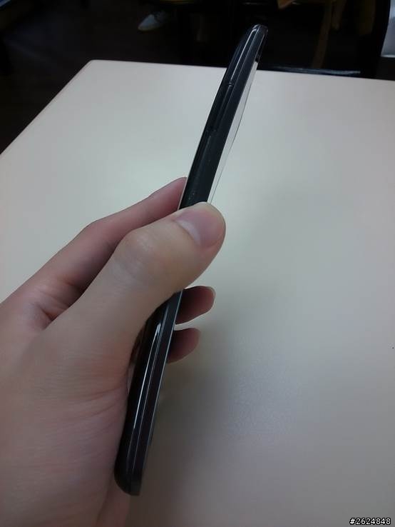 [開箱]裸機者最愛 彎曲螢幕背蓋防刮LG G Flex初登場