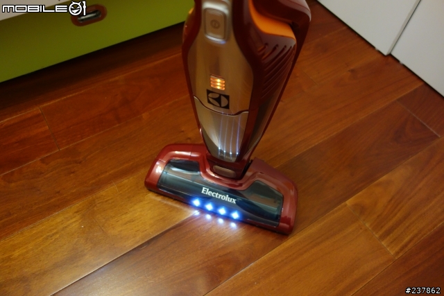 [開箱文] 伊萊克斯 完美管家第四代二合一鋰電充電吸塵器(ZB3012)