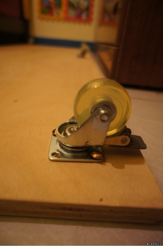 難道插電的電鑽扭力輸給充電的起子機嗎？(厚度大概快1.8cm)的木心板，鎖螺絲鎖不進去。(附開箱文)