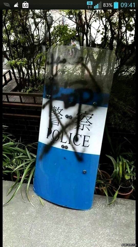 【驚！】落單警察下跪遭公審？！
