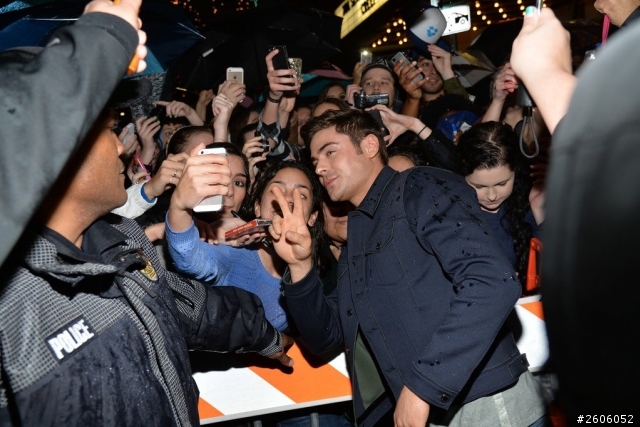 有關zac efron 穿的這件外套,有人知道嗎